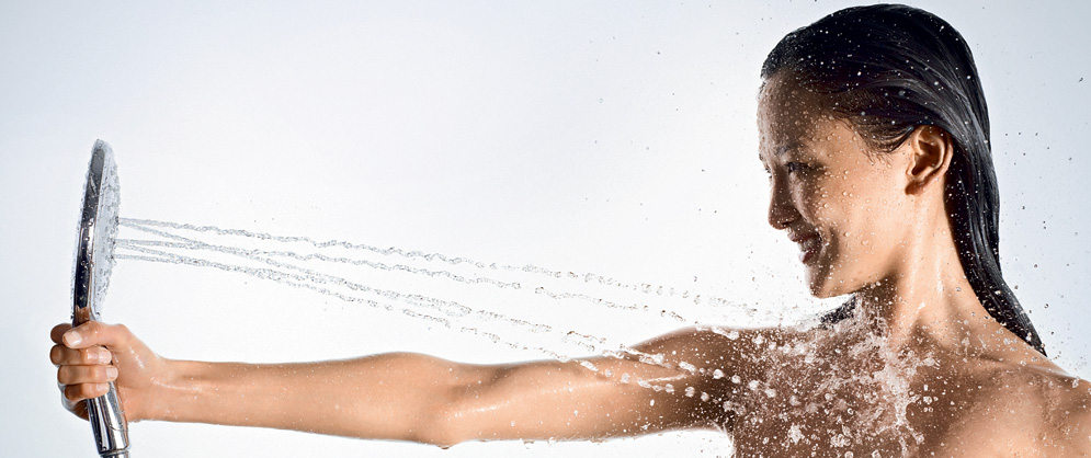 Bạn có thể tăng vòng 1 nhanh bằng cách massage ngực khi tắm nóng lạnh